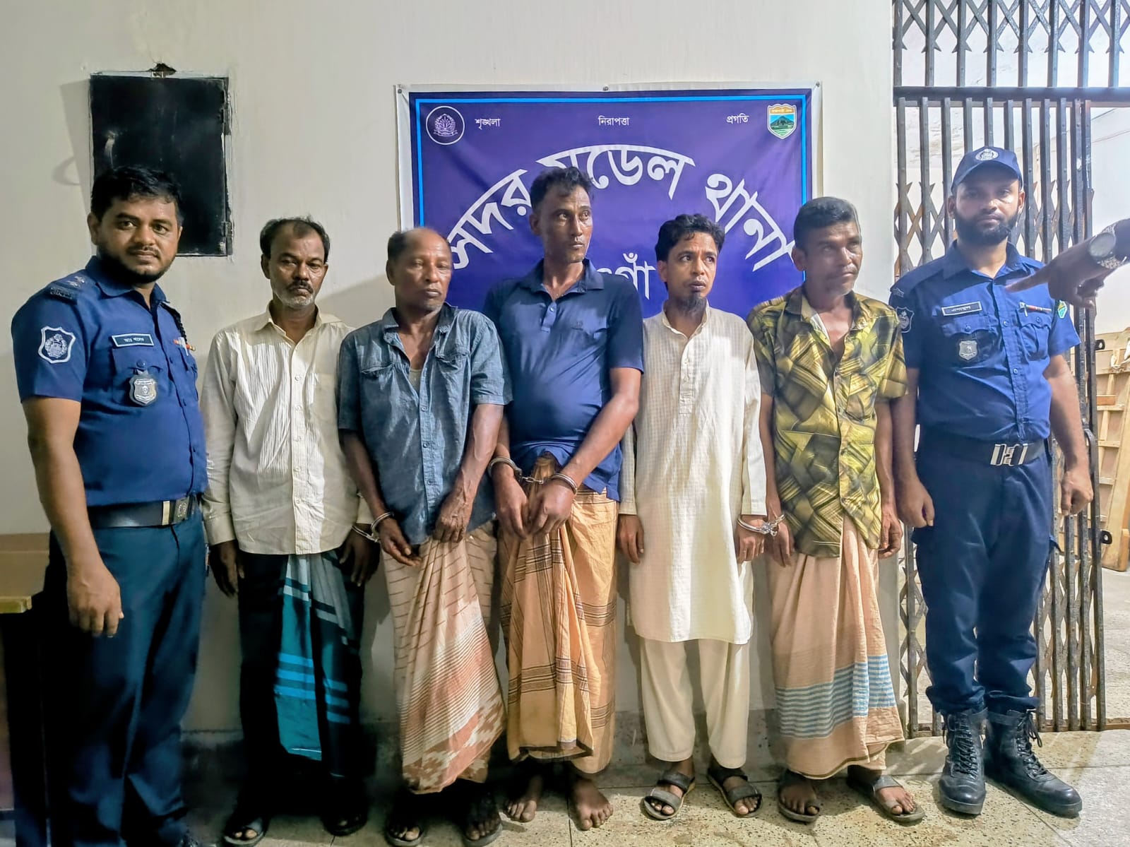 রাসায়নিক স্প্রের আতঙ্ক, নওগাঁয় প্রতারণা চক্রের পাঁচ সদস্য গ্রেপ্তার