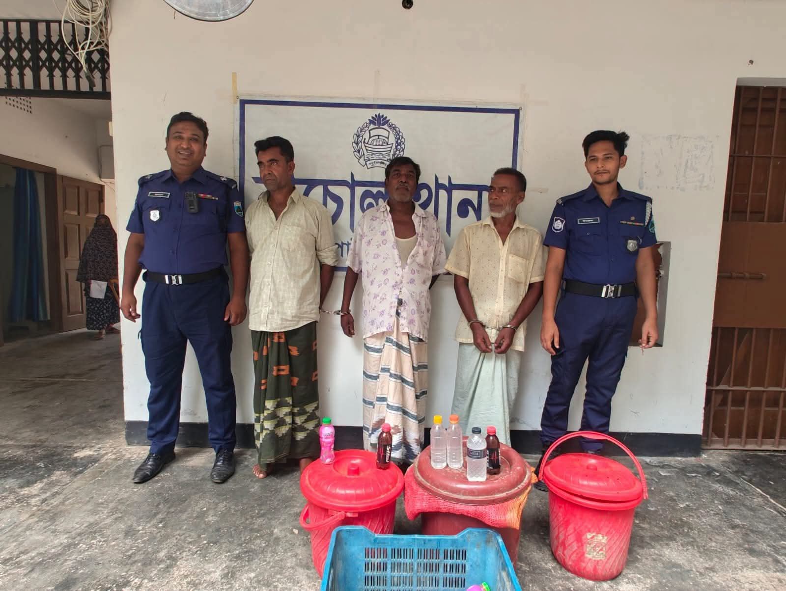 চাঁপাইনবাবগঞ্জের নাচোলে মদের কারখানায় পুলিশের হানা, আটক ৩ 