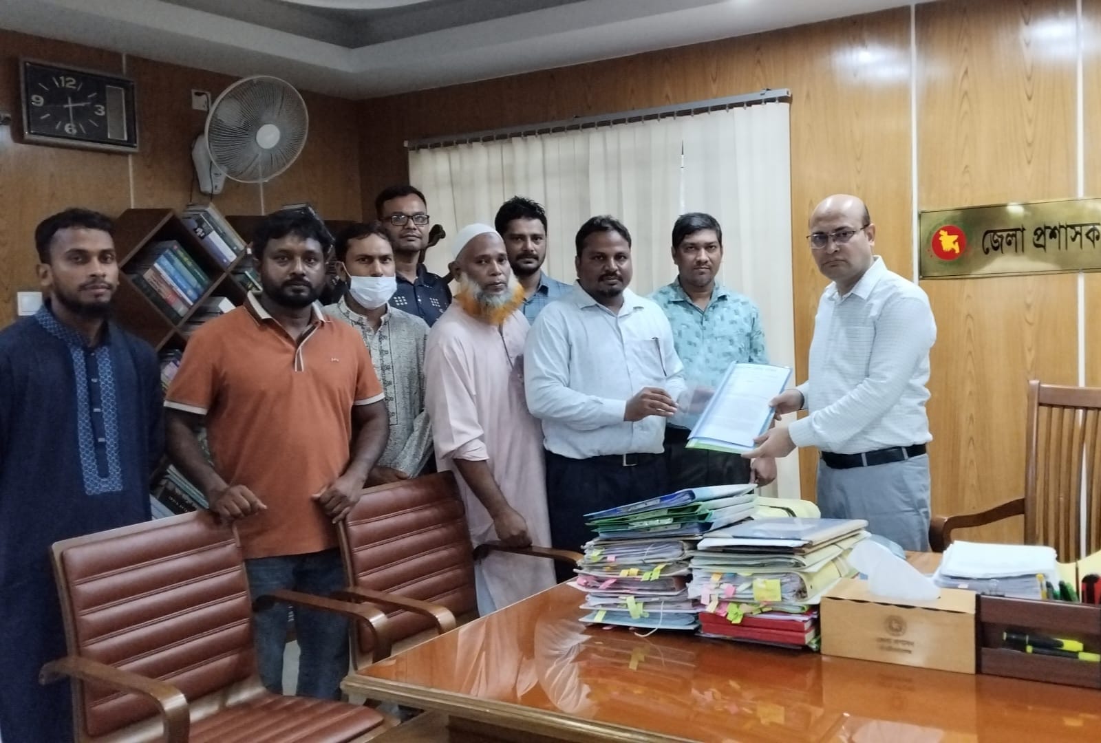 বিএমডিসি নিবন্ধনের দাবিতে চাঁপাইনবাবগঞ্জে ডেন্টাল ডিপ্লোমাধারীদের স্মারকলিপি, ২০ হাজার গ্র্যাজুয়েটের কর্মসংস্থান সংকটের আশঙ্কা