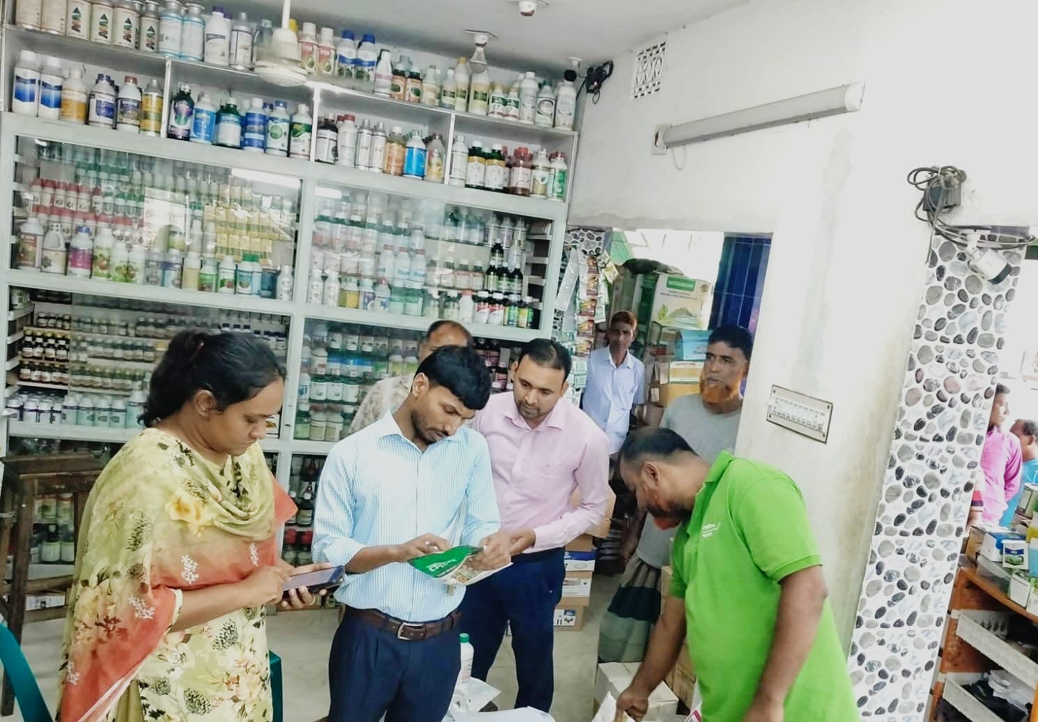মোহনপুরে কৃষি উপকরণের দোকানে ভ্রাম্যমাণ আদালতের অভিযান; অবৈধ বালাইনাশক বিক্রি ও মজুদের অপরাধে ৫০ হাজার টাকা অর্থদণ্ড
