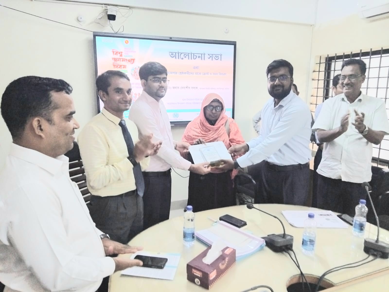 বাগাতিপাড়ায় বিশ্ব জনসংখ্যা দিবস উপলক্ষে আলোচনা সভা, ক্রেস্ট ও সনদ বিতরণ