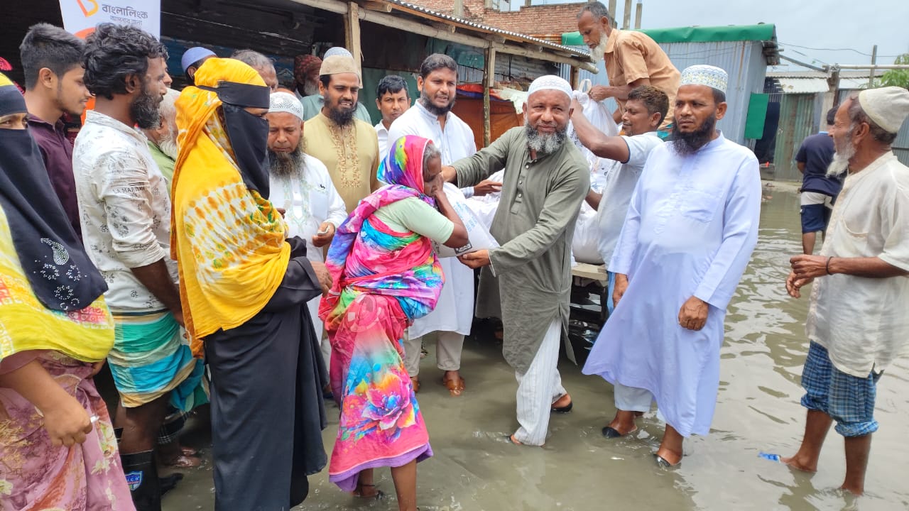 রূপগঞ্জে পানিবন্দী অসহায় মানুষের খোঁজ খবর ও ত্রাণ বিতরণ