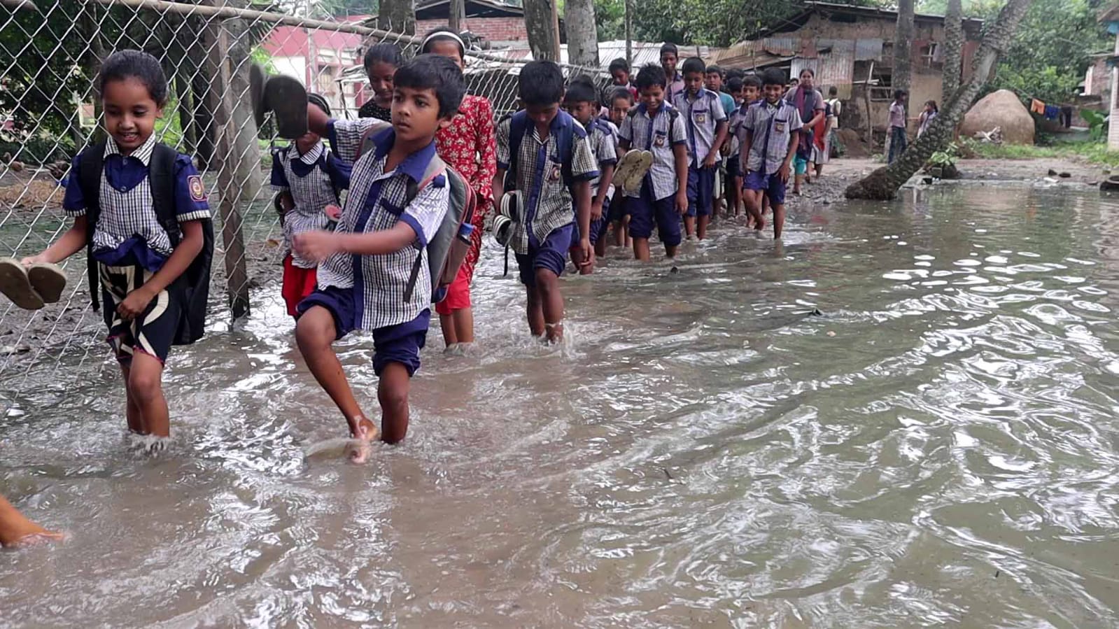 নওগাঁর বদলগাছী উপজেলার ৩৪টি সরকারি প্রাথমিক বিদ্যালয়ে পথগুলো যেন মরণফাঁদ