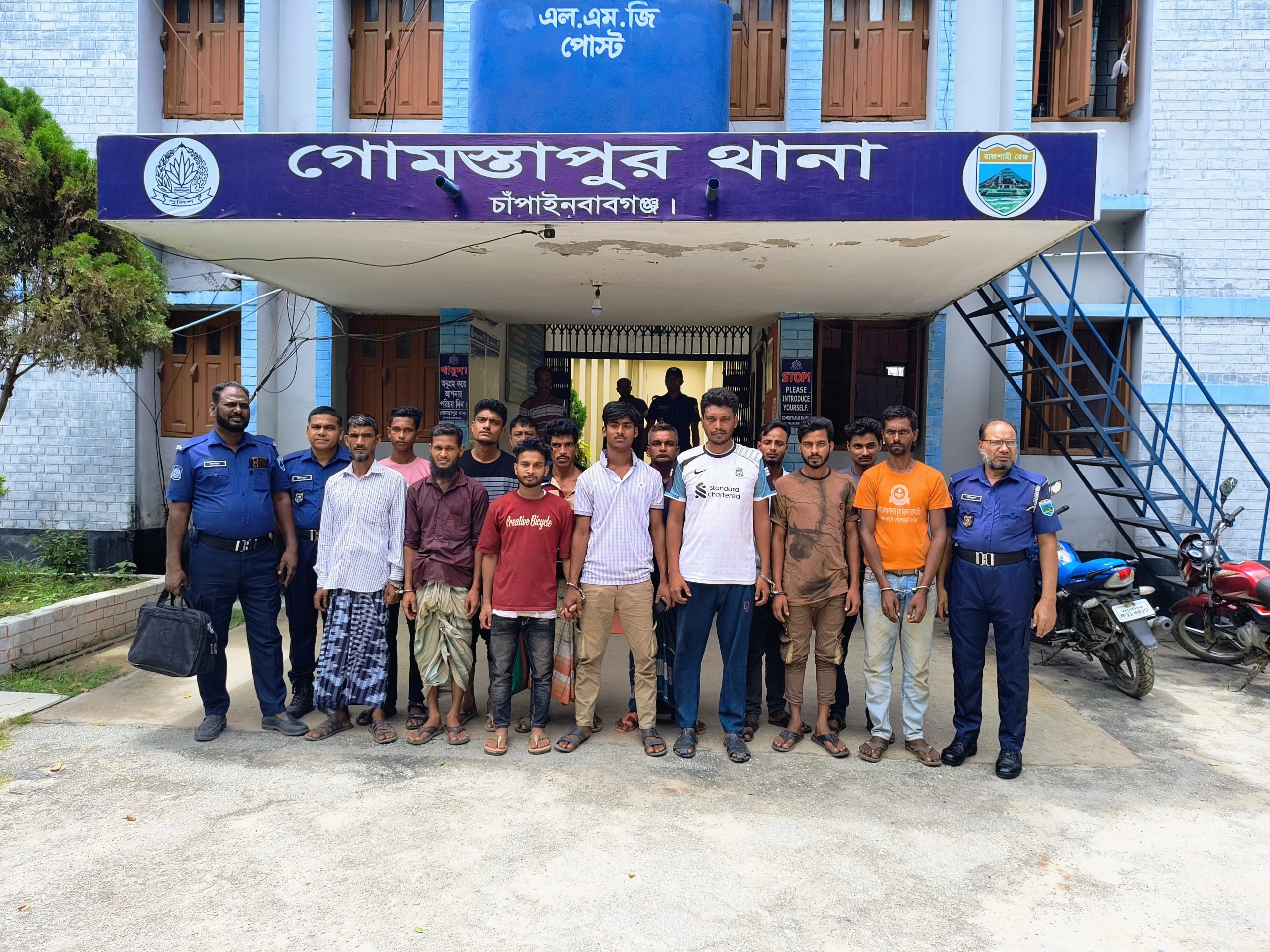 গোমস্তাপুরে পুলিশের বিশেষ অভিযান: চোরাই মালামাল,মাদকসেবী ও হিরোইনসহ ১৩ আসামি গ্রেফতার