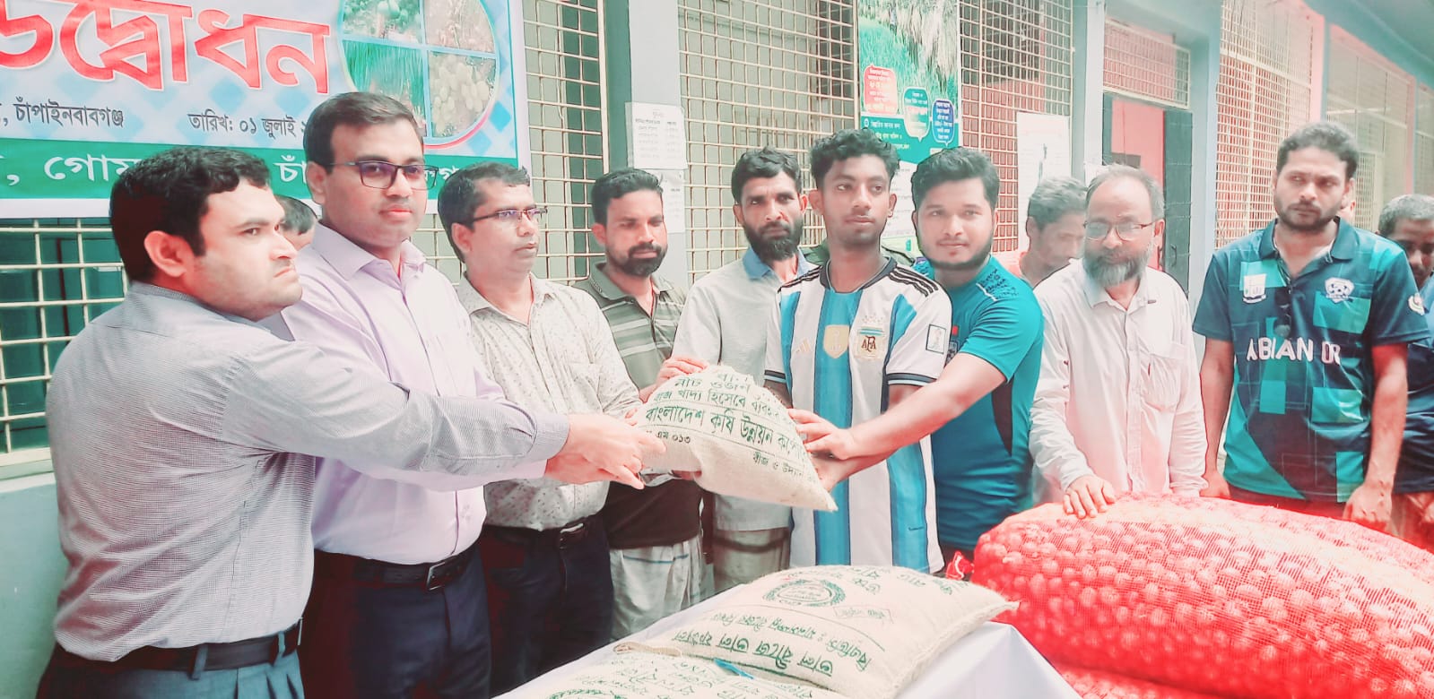 গোমস্তাপুরে খরিফ-২ মৌসুমে বিনামূল্যে কৃষি প্রণোদনা সামগ্রী বিতরণের শুভ উদ্বোধন