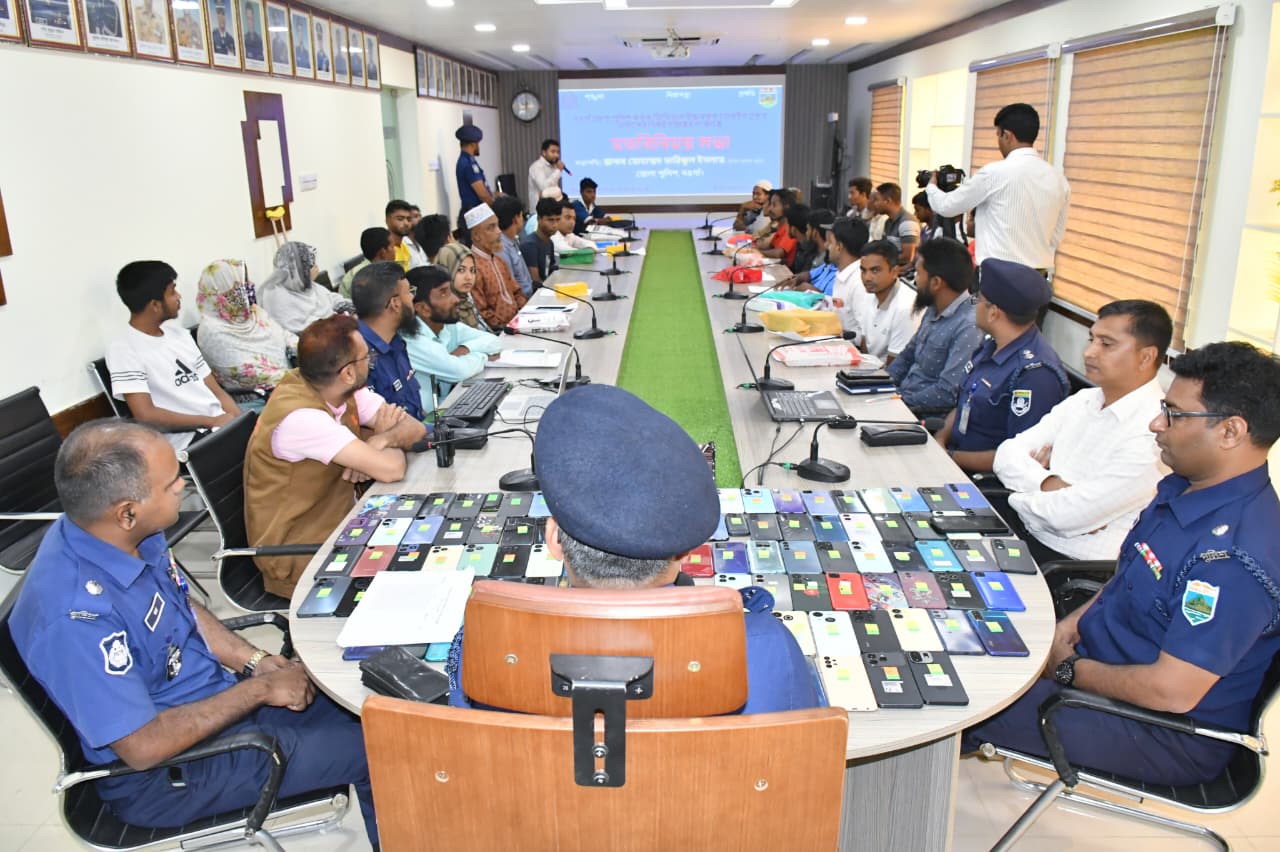 নওগাঁ জেলা পুলিশের উদ্যোগে উদ্ধার হওয়া ১০১টি হারানো মোবাইল প্রকৃত মালিকদের কাছে হস্তান্তর