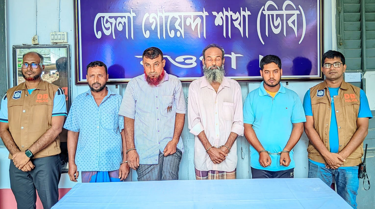 ডাবের সাথে ঘুমের ওষুধ মিশিয়ে হাতিয়ে নিতেন মালামাল, গ্রেফতার ৪