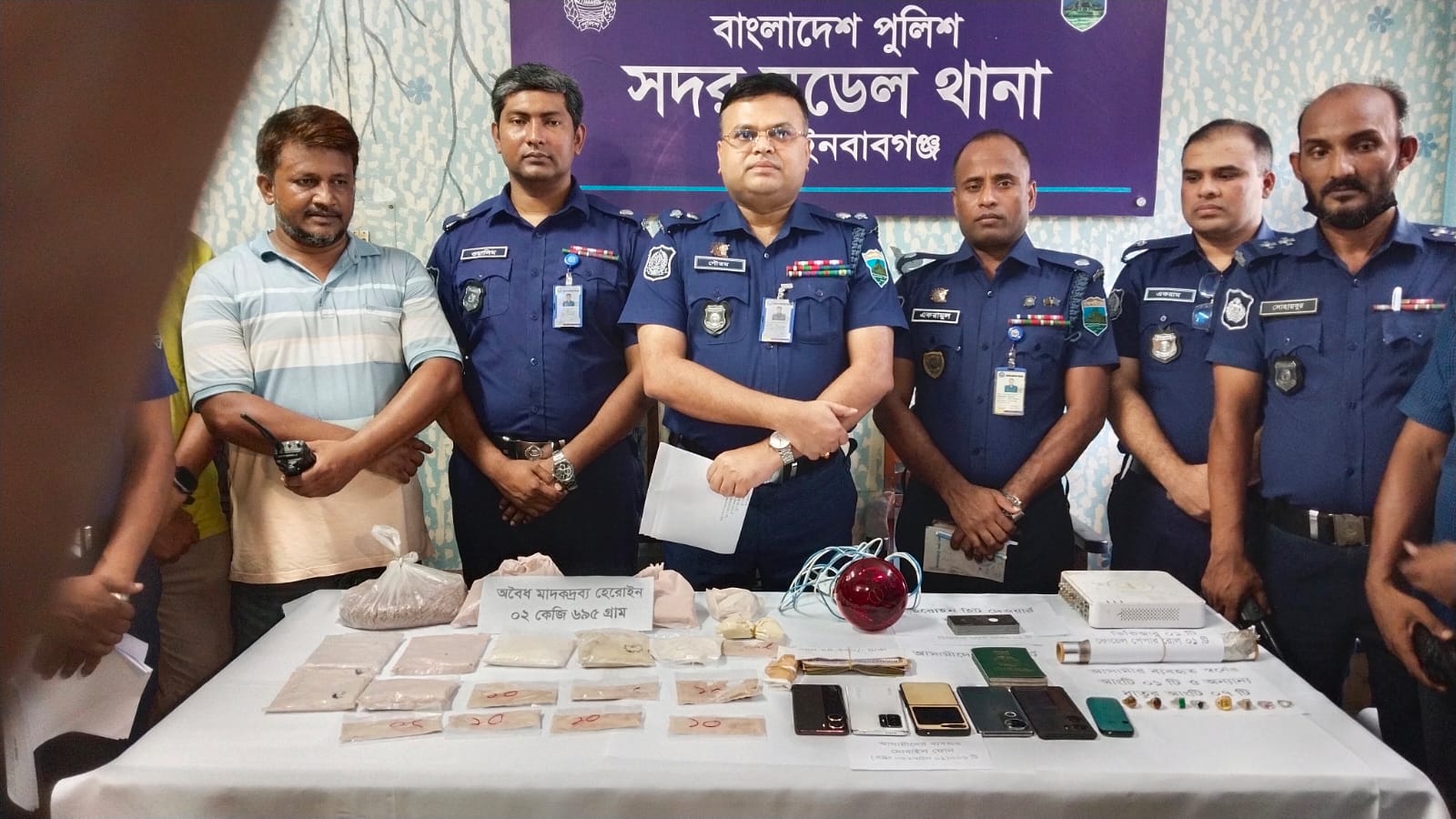 চাঁপাইনবাবগঞ্জে পুলিশের অভিযানে শীর্ষ হেরোইন ব্যবসায়ী সহ ৪ জন গ্রেপ্তার