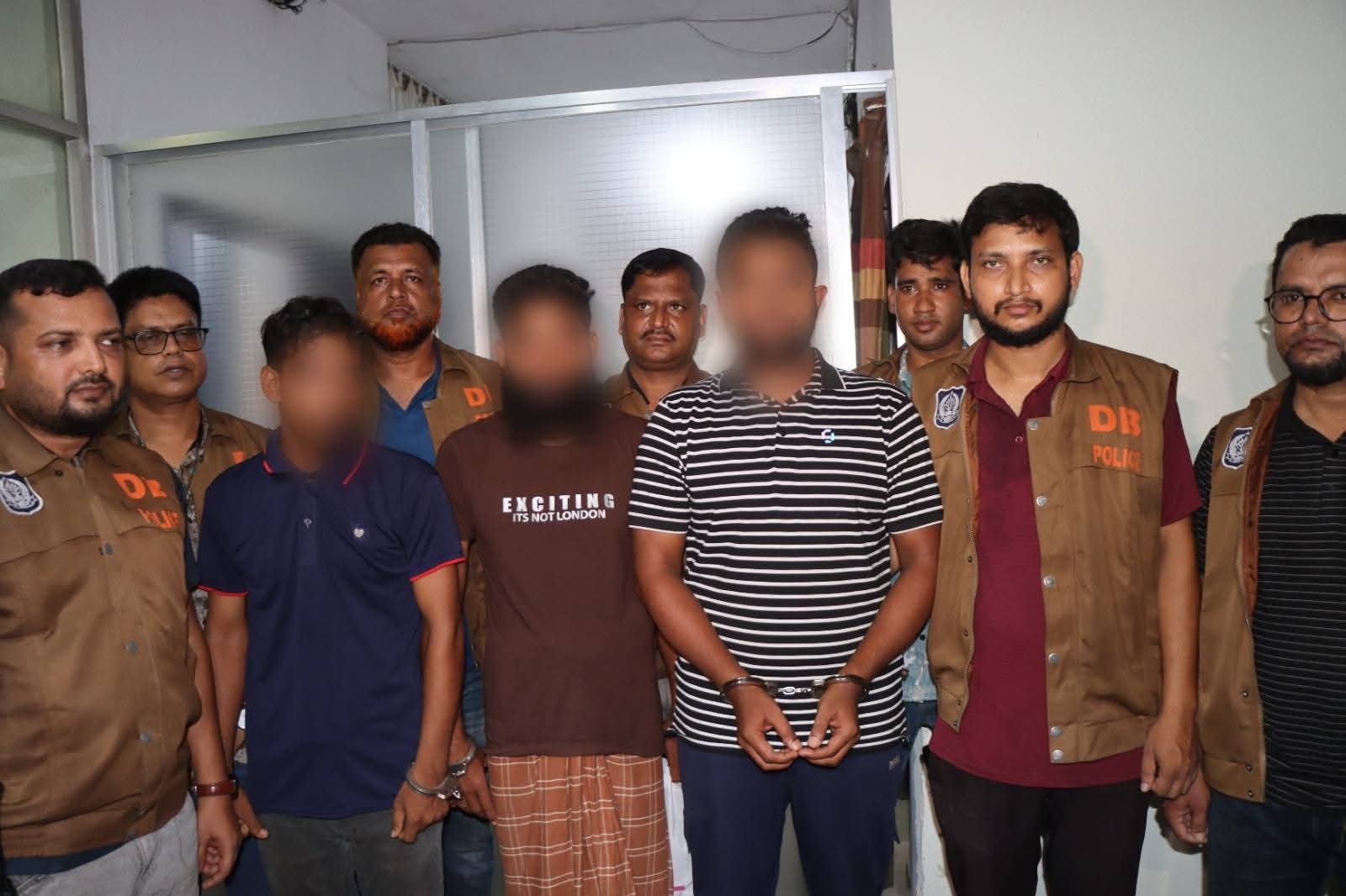 নাটোরে ডিবির অভিযানে ভেজাল ও অনুমোদনহীন ওষুধ তৈরির কারখানা উন্মোচন, ৩ জন গ্রেপ্তার