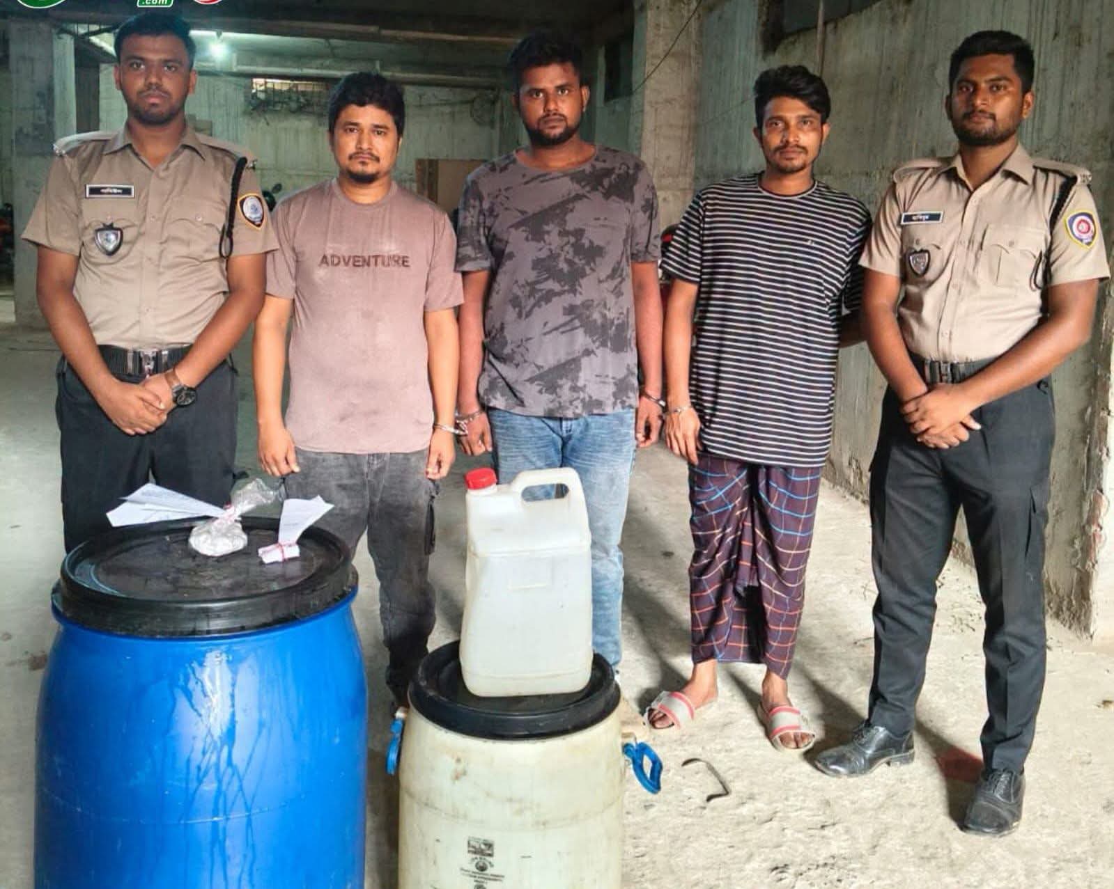 চাঁপাইনবাবগঞ্জের গোমস্তাপুরে ৩৩০ পিস ইয়াবা-২২০ লিটার চোলাইমদসহ ৩ জন আটক ডিএনসি’র