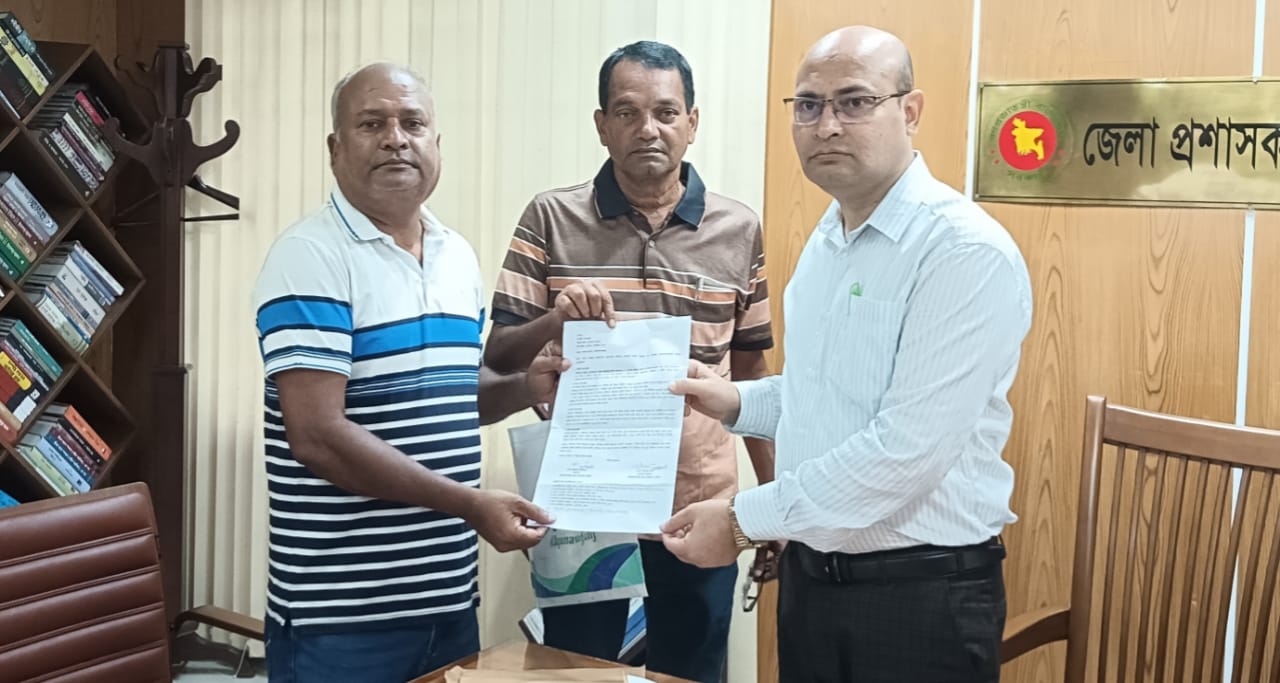 সরকারি নির্মাণ কাজের রেট সিডিউল হালনাগাদকরণের দাবিতে চাঁপাইনবাবগঞ্জ জেলা ঠিকাদার সমিতির স্মারকলিপি প্রদান 