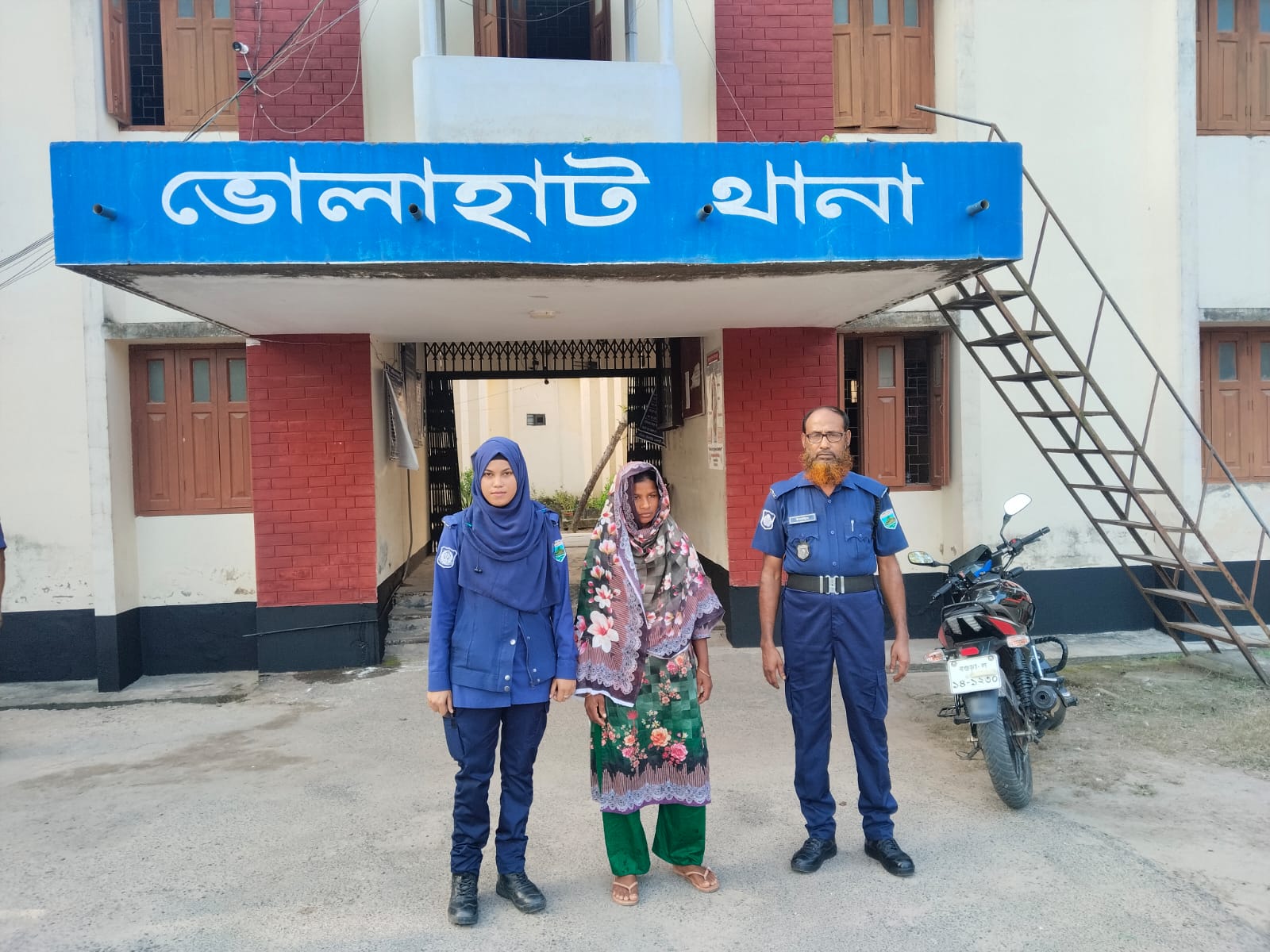 ভোলাহাটে অভিযান: ৩১০টি ভারতীয় চোরাই মোবাইল ফোন উদ্ধার, নারী গ্রেপ্তার