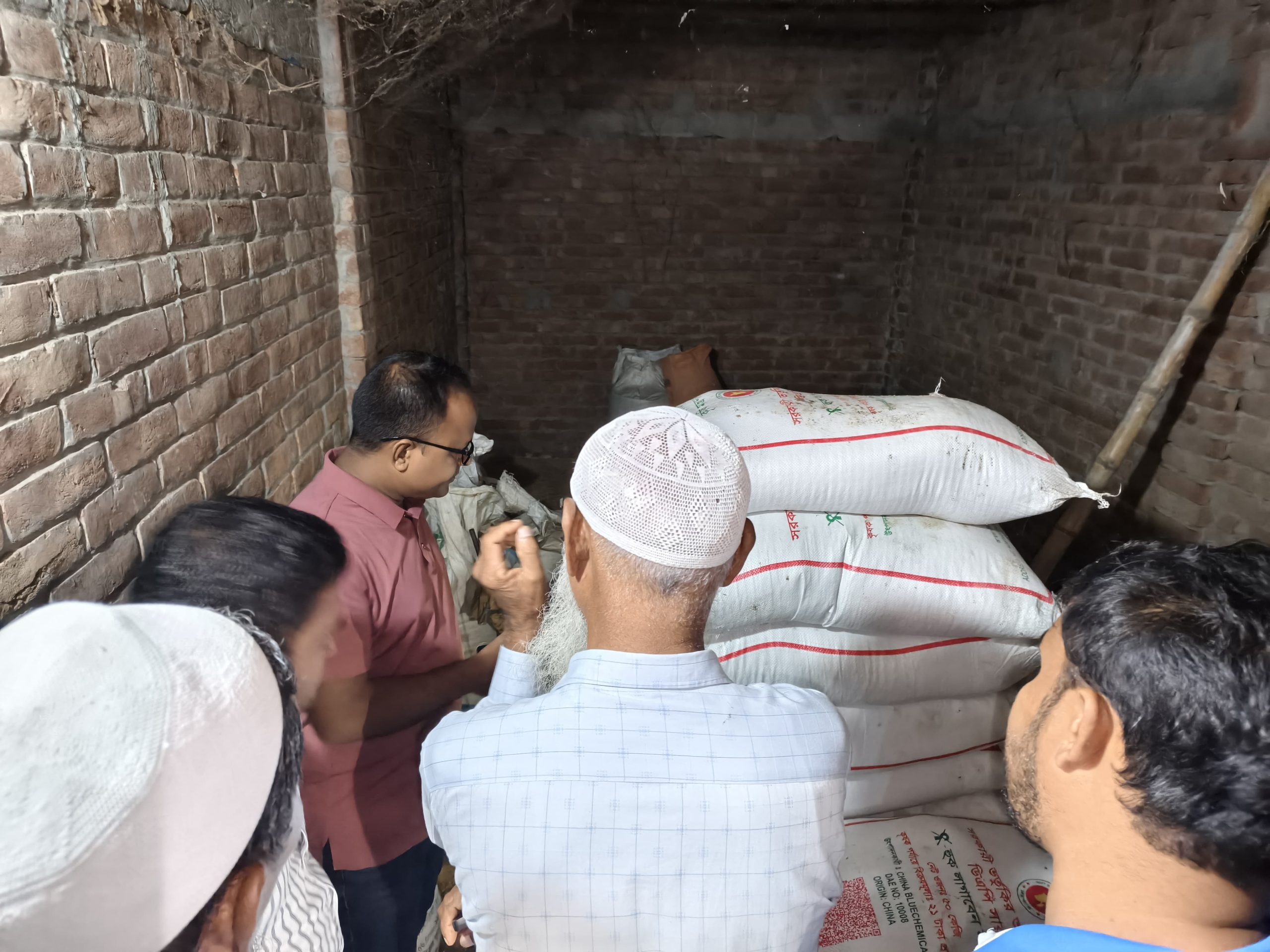 গোমস্তাপুরে অবৈধভাবে সার মজুদ, ৩০ হাজার টাকা জরিমানা ও সার জব্দ