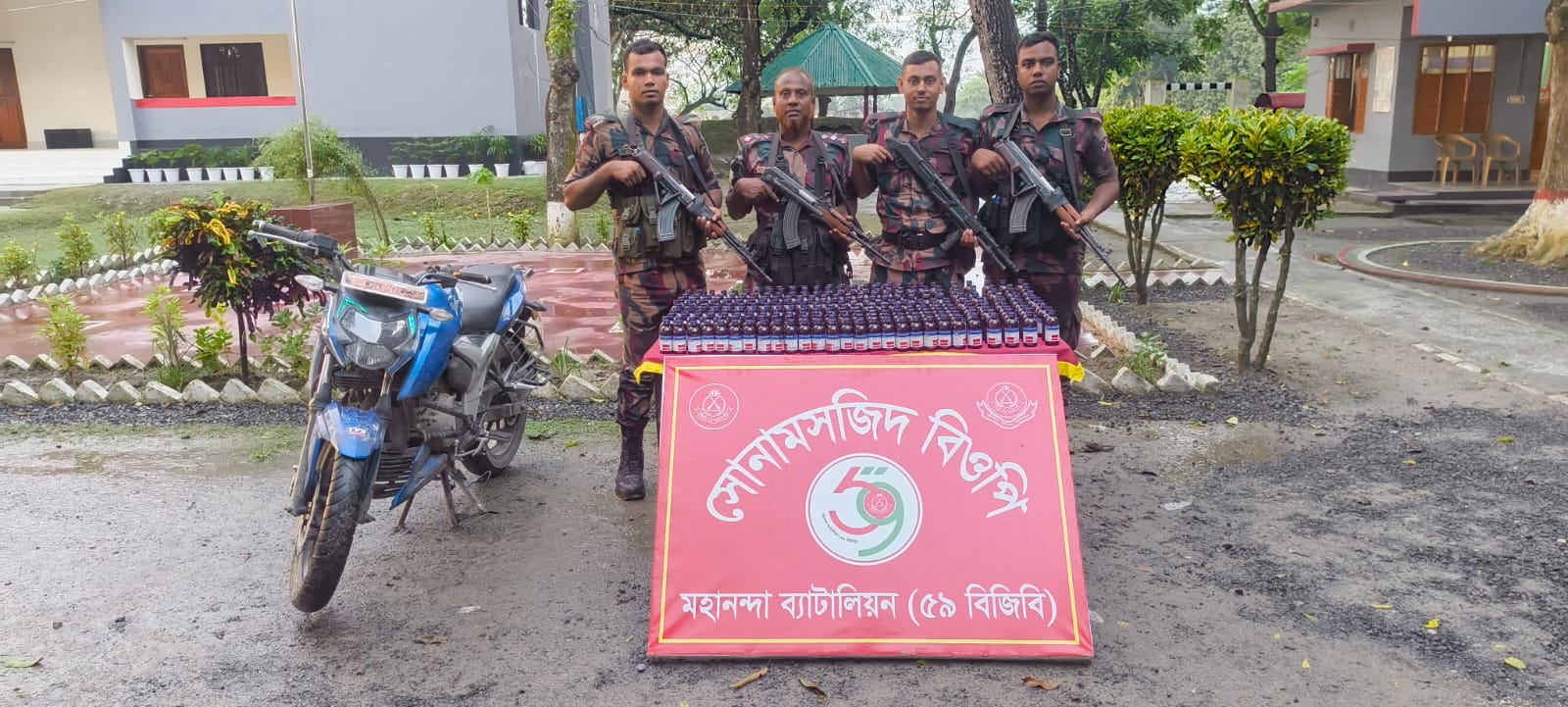 চাঁপাইনবাবগঞ্জের শিবগঞ্জ সীমান্তে ৫৯ বিজিবির সফল অভিযান: ২৮২ বোতল এসকাফ সিরাপ ও মোটরসাইকেল জব্দ