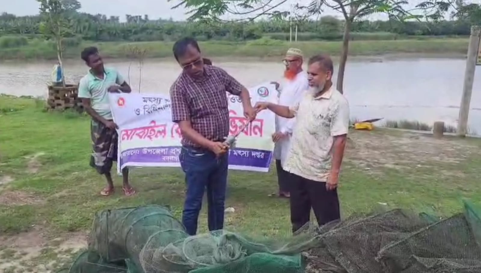 বদলগাছীতে অভিযান  অবৈধ রিং ও চায়না দুয়ারি জাল আগুনে ধ্বংস