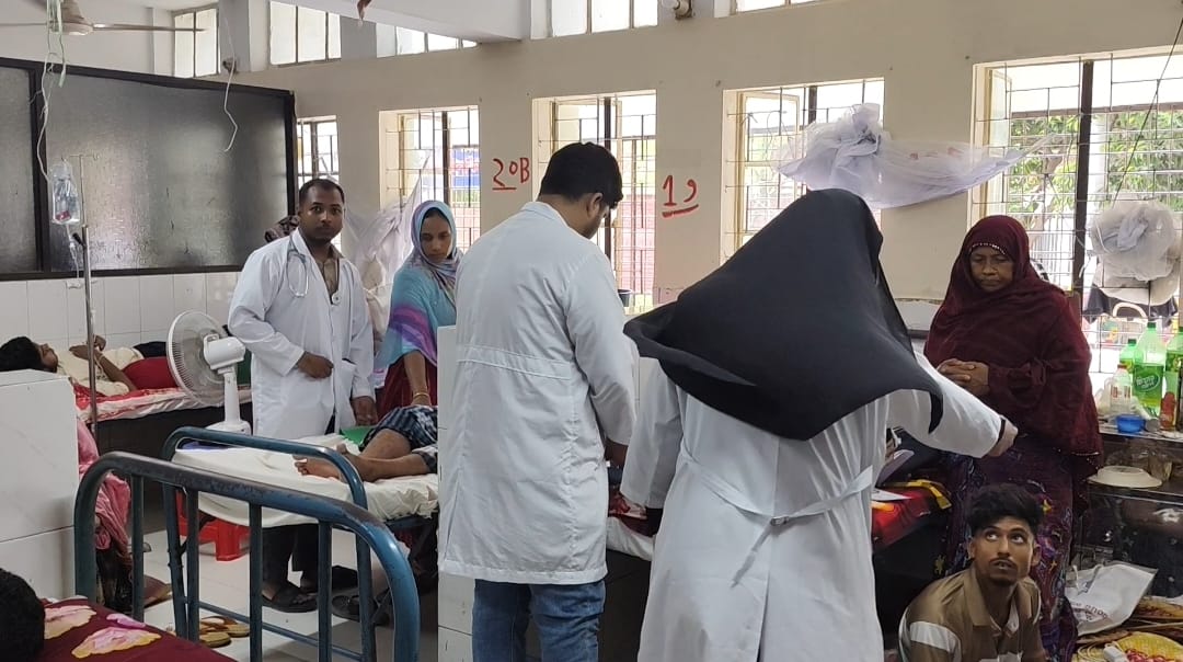 চাঁপাইনবাবগঞ্জে বাড়ছে ডেঙ্গুর চাপ, একদিনে হাসপাতালে ভর্তি ১৪