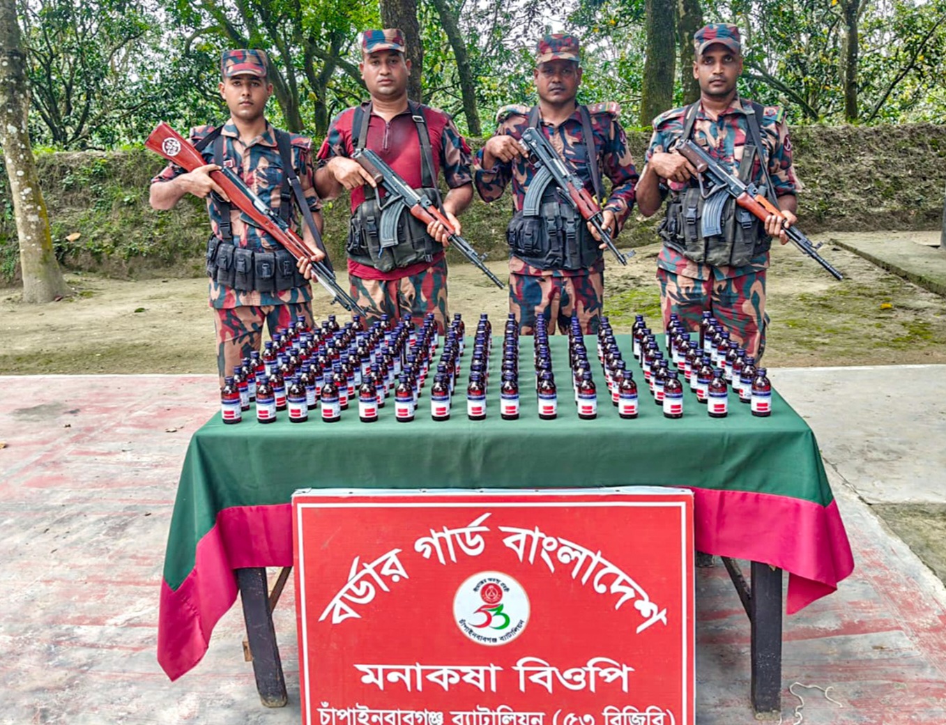 চাঁপাইনবাবগঞ্জ সীমান্তে ৫৩ বিজিবি’র অভিযানে ভারতীয় নেশাজাতীয় এস্কাফ সিরাপ জব্দ