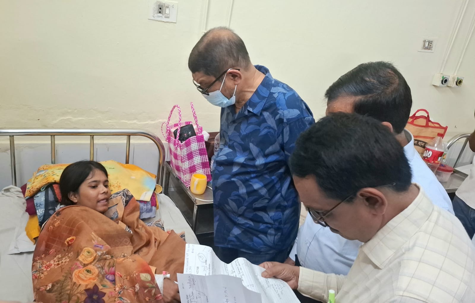 মজুত থাকলেও রোগীকে স্যালাইন না দেওযায় টাকা ফেরত দিলেন স্বাস্থ্যমন্ত্রী