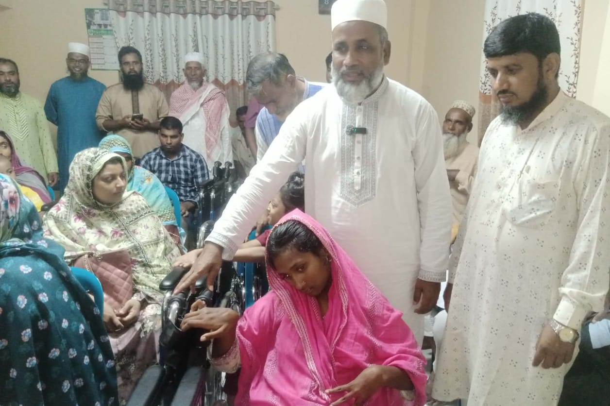 গোমস্তাপুরে প্রতিবন্ধীর মাঝে হুইলচেয়ার বিতরণ