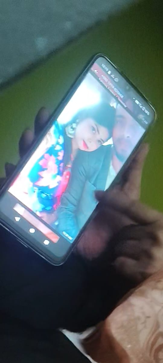নারায়ণগঞ্জের সোনারগাঁও উপজেলায় বিয়ের দাবিতে অনশন করছেন সুমি