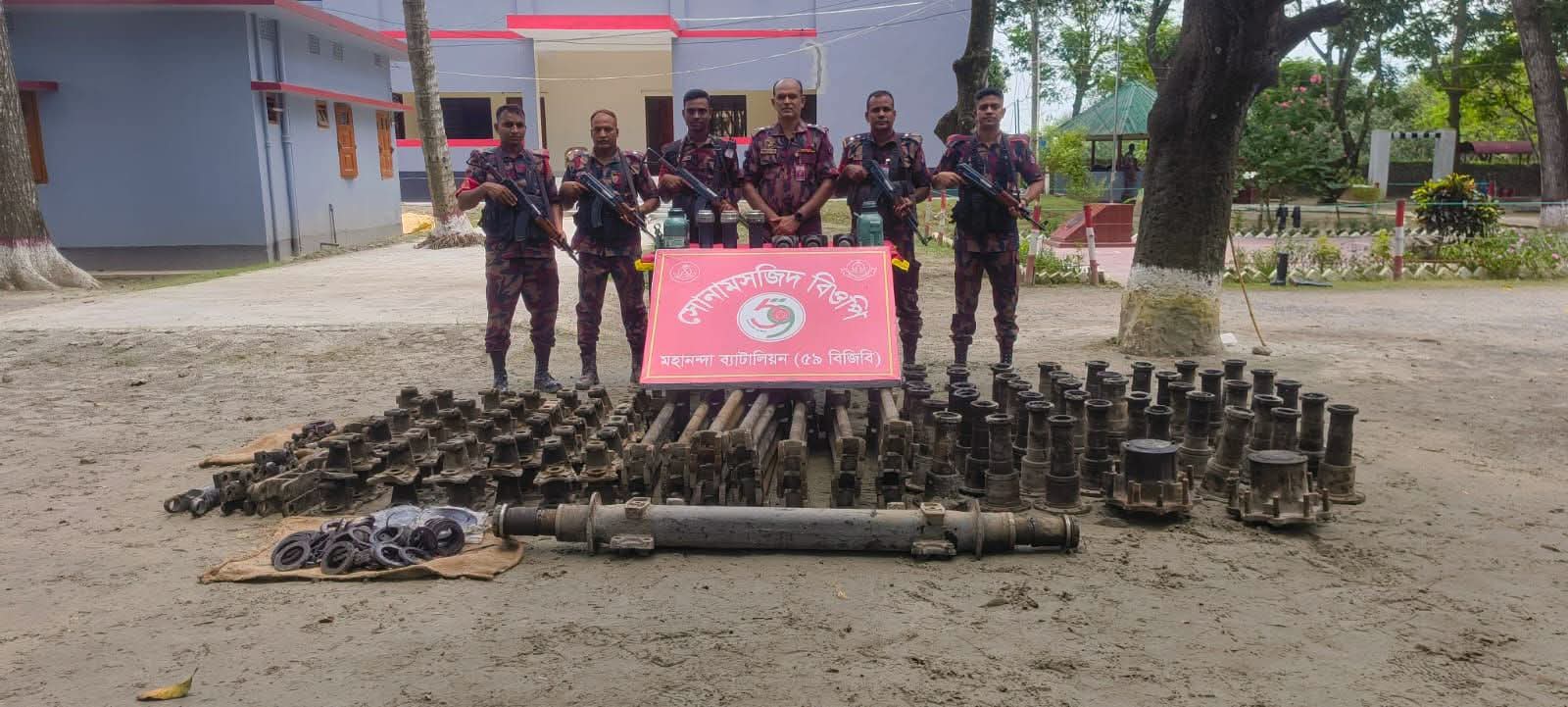 শিবগঞ্জ সীমান্তে ৫৯ বিজিবি’র অভিযানে ২৬ লক্ষ টাকা মূল্যের ভারতীয় ট্রাকের বিভিন্ন যন্ত্রাংশ জব্দ
