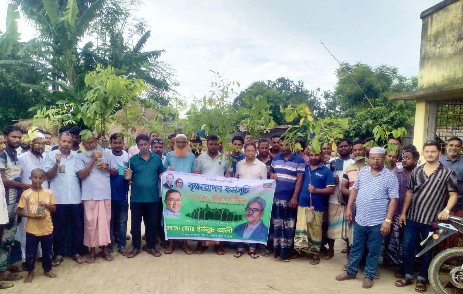 মৌগাছি ইউনিয়নে চেয়ারম্যান পদপ্রার্থী ইউনুস আলী মুন্ডলের উদ্যোগে বৃক্ষরোপণ কর্মসূচির উদ্বোধন